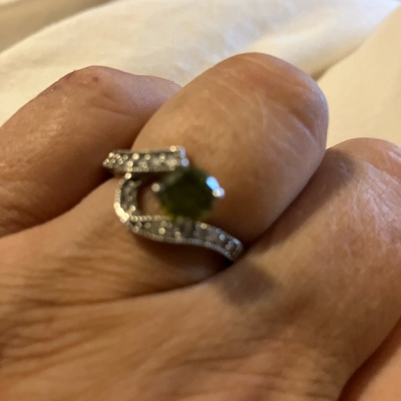 A size 8 silver ring with a stunning green cubic zirconia stone. - Picture 3 of 5